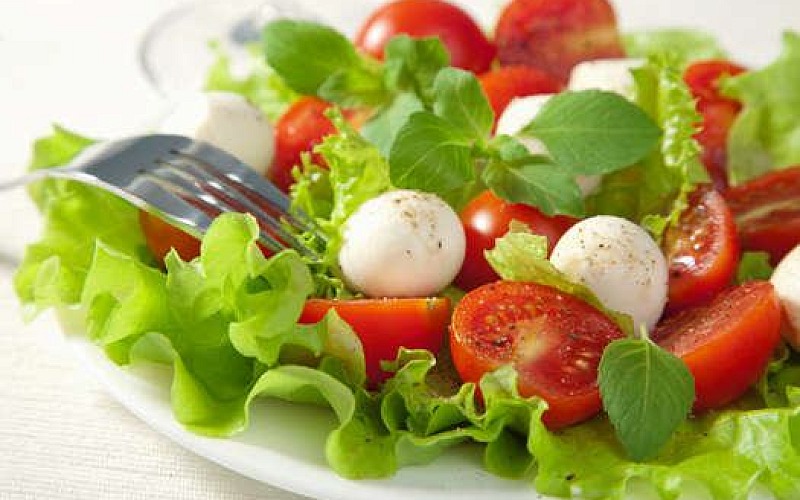 Pomidorų ir mocarelos salotos