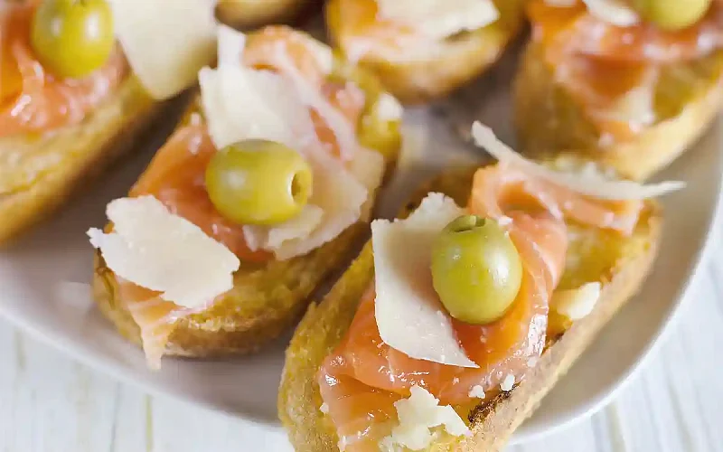 Itališka "Bruschetta" su lašiša ir parmezano sūriu