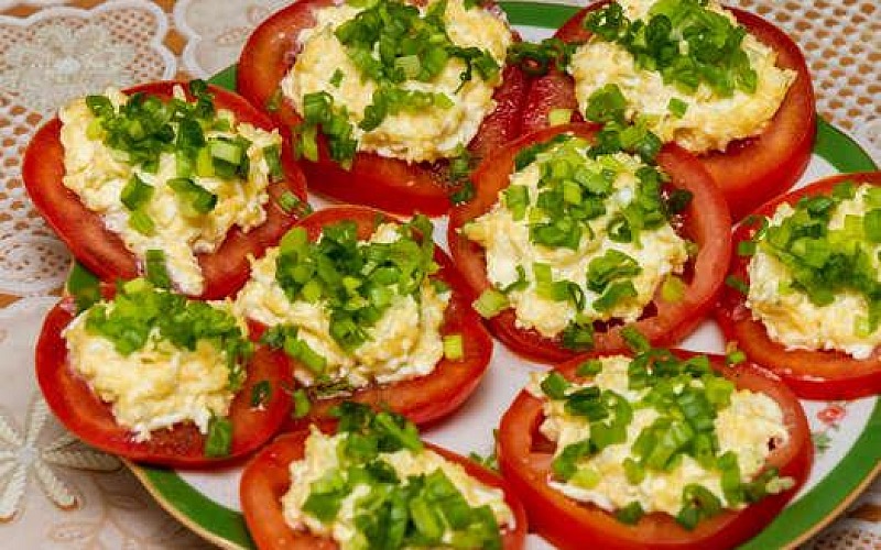 Pomidoro griežinėliai su pikantiška mišraine