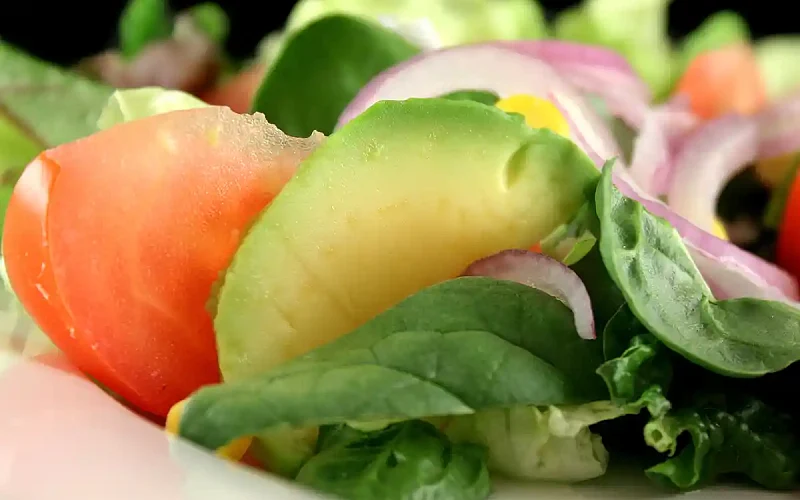 Avokado salotos su pomidorais ir špinatais