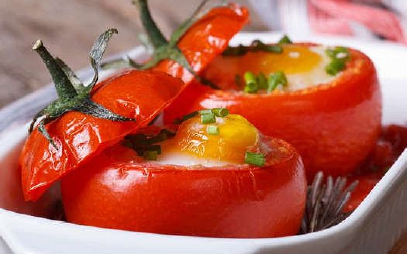 Pomidoruose kepti kiaušiniai