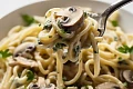 Spageti makaronai su pievagrybiais ir sūriu