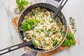 Makaronai &ldquo;tagliatelle&rdquo; su grietinėlės ir sūrio padažu