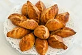 Tradiciniai Trakų kibinai su kapotos tešlos kasyte ir mėsos įdaru lėkštėje