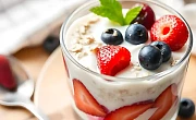 Dribsniai su jogurtu ir uogomis