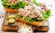 Sumuštiniai su tunu ir marinuotais agurkėliais
