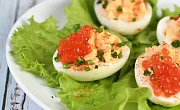 Sūriu ir raudonaisiais ikrais įdaryti kiaušiniai