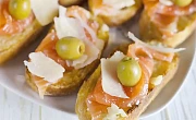 Itališka "Bruschetta" su lašiša ir parmezano sūriu