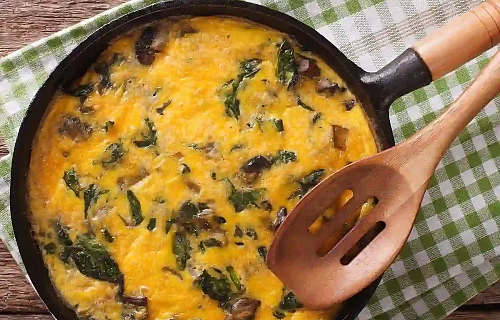 Omletas su pievagrybiais ir špinatais