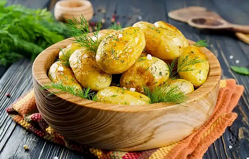 Paprasta ir gardu: keptuvėje keptos šviežios bulvytės
