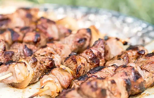 Kiaulienos sprandinės šašlykas: garstyčių marinatas