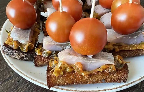 Vieno kąsnio užkandžiai: silkės vėrinukai su porais