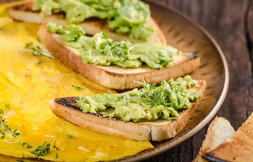 Omletas su avokadų sumu&scaron;tiniais