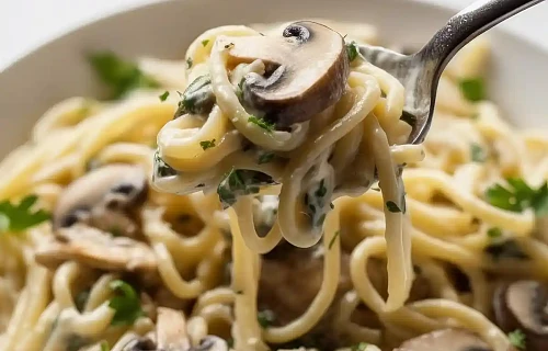 Spageti makaronai su pievagrybiais ir sūriu