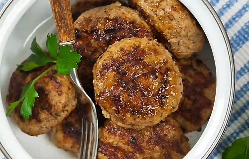 Sultingi orkaitėje kepti kiaulienos kotletai su auksine džiūvėsėlių ir sviesto plutele