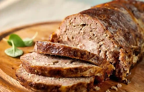 Tradicinis orkaitėje keptas netikras zuikis su traškia plutele ant pjaustymo lentelės