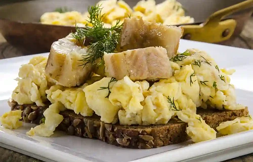 Sumuštiniai su omletu ir rūkytu unguriu