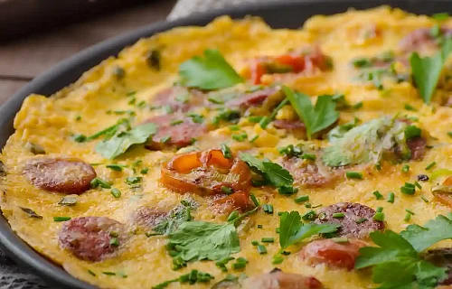Omletas su chorizo ir pomidoru