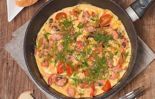 Omletas su pieniškomis dešrelėmis ir pomidorais