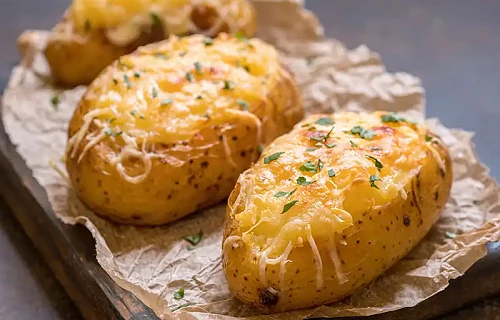 Orkaitėje keptos bulvės, įdarytos vištiena, paprika ir sūriu