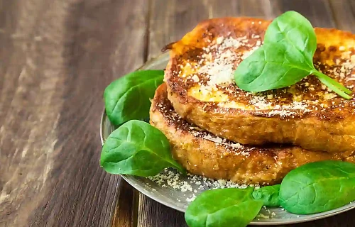 Baltos duonos riekelės su kiaušiniu ir parmezano sūriu