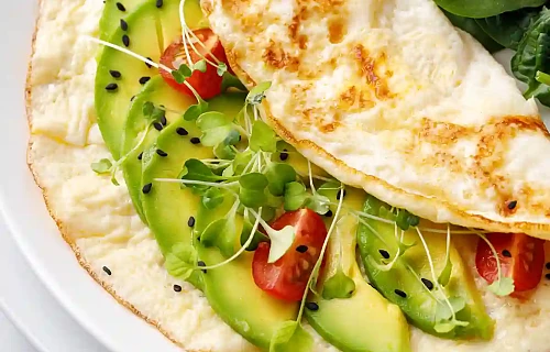 Sveiki pusryčiai: omletas su avokadu ir pomidorais