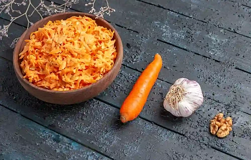 Morkų salotos graikiniais rie&scaron;utais