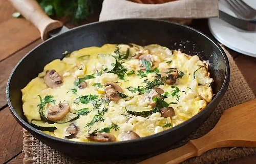 Omletas su cukinija ir pievagrybiais