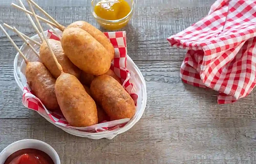 Dešrelės kukurūzų tešloje "Corn Dogs"