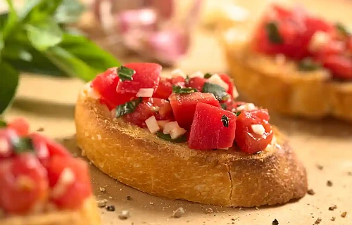 Bruschetta – itališkas užkandis su pomidorais
