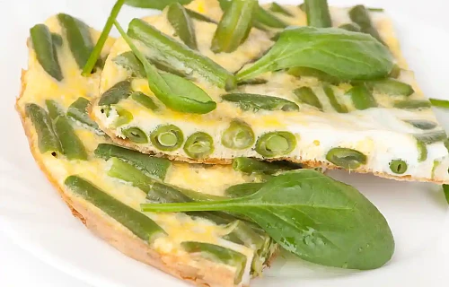 Omletas su šparaginėmis pupelėmis