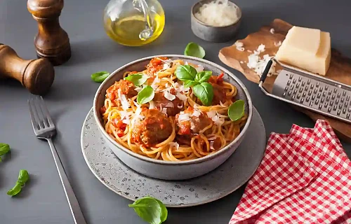 Makaronai su pomidorų ir parmezano padažu