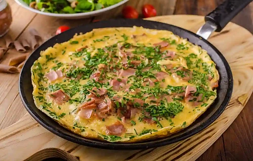 Omletas su kumpiu