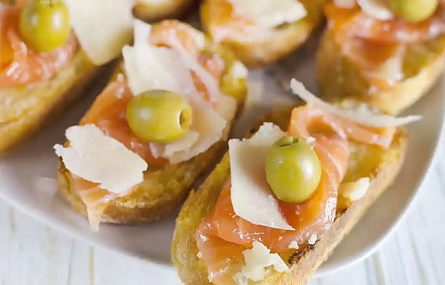 Itališka "Bruschetta" su lašiša ir parmezano sūriu