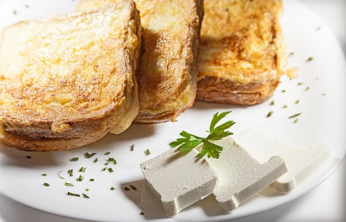 Kiaušinyje mirkytos, keptos forminės duonos riekelės