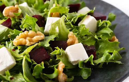Burokėlių salotos su feta ir graikiniais riešutais