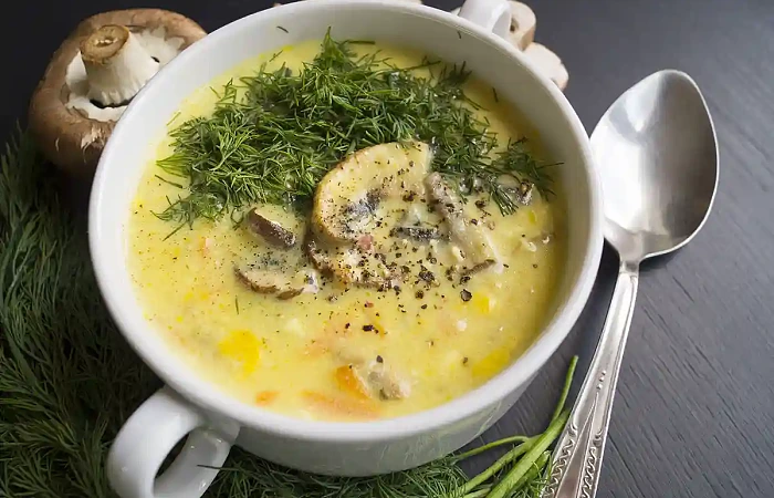 Pievagrybių sriuba su tepamu sūreliu