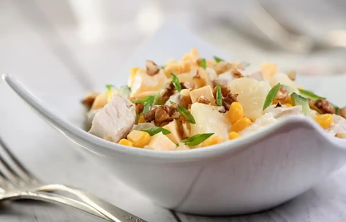 Vištienos salotos su ananasais ir graikiniais riešutais