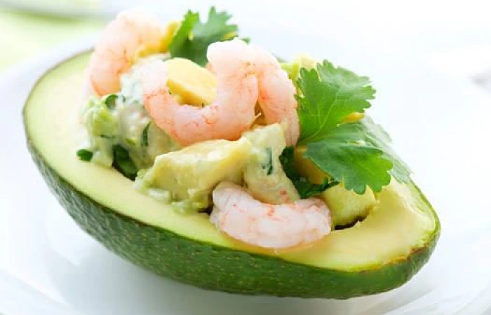 Krevetėmis įdarytas avokadas