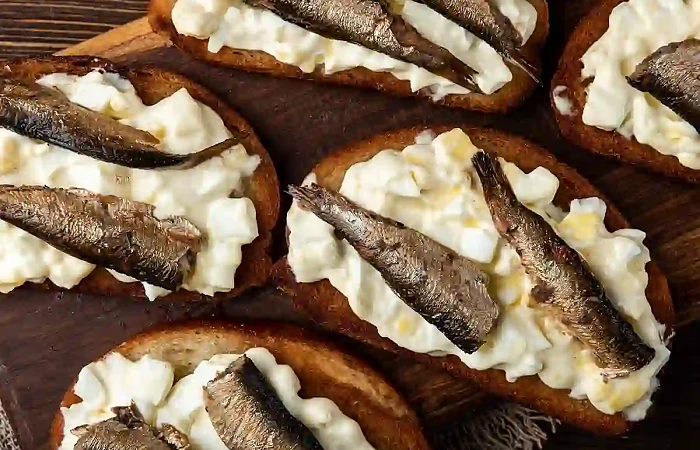 Sumuštiniai su kiaušiniu ir šprotais