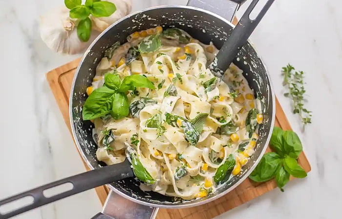 Makaronai “tagliatelle” su grietinėlės ir sūrio padažu