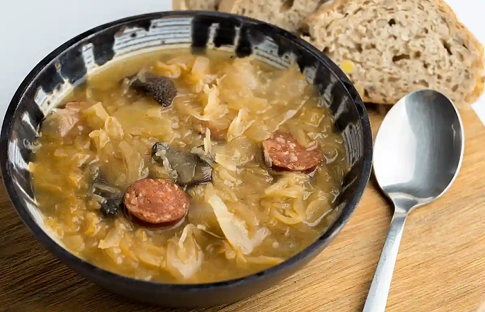 Raugintų kopūstų sriuba su džiovintais grybais ir dešrelėmis