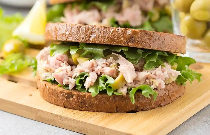 Sumuštiniai su tunu ir alyvuogėmis