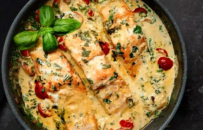 Lašiša grietinėlės padaže su špinatais ir pomidorais