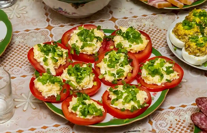 Pomidoro griežinėliai su pikantiška mišraine