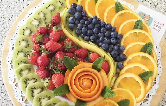 Vaisiai ir uogos vaišių stalui