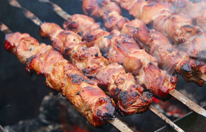 Šašlykai marinuoti su pomidorų sultimis