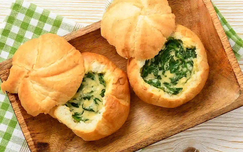 Bandelėje kepta plakta kiaušinienė su špinatais