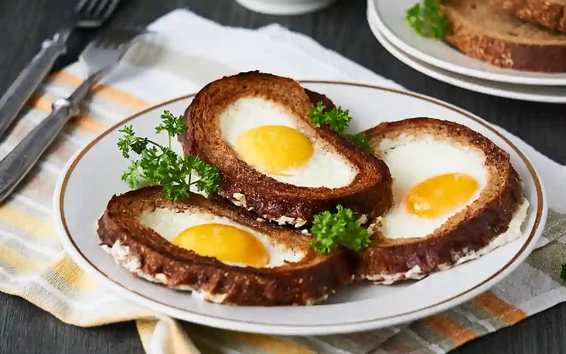 Duonos riekelėje keptas kiaušinis