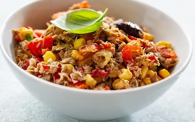 Mišrainė su tunu, makaronais, paprikomis ir konservuotais kukurūzais